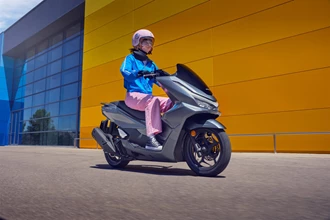 Neuer Honda PCX125 2025 - auch als edles DX-Modell verfügbar Neuer Honda PCX125 2025 - auch als edles DX-Modell verfügbar