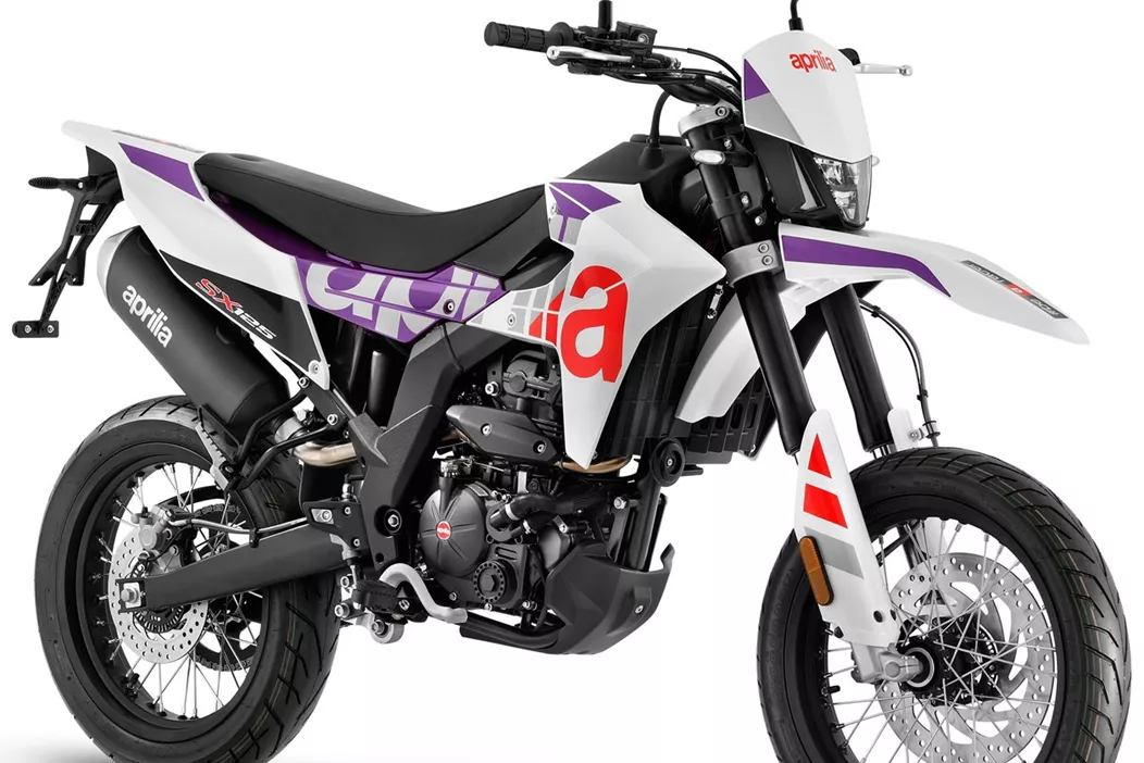 Mit dem leistungsstarken Euro-5+-Motor und modernem Design richten sich die neue Aprilia SX 125 und RX 125 an junge und junggebliebene Fahrer, die Leistung, Stil und Technologie in einem kompakten Motorrad suchen. Ob als Supermoto (SX) für die Straße oder als Enduro (RX) fürs Gelände - beide Modelle stehen für Aprilias Tradition im Rennsport und bieten ein Fahrerlebnis, das Spaß und Wendigkeit vereint!
