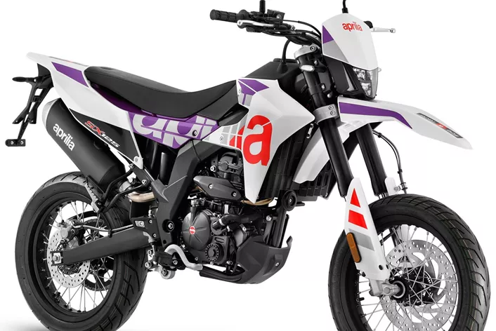 Avec le puissant moteur Euro-5+ et un design moderne, les nouvelles Aprilia SX 125 et RX 125 s'adressent aux jeunes et aux jeunes de cœur qui recherchent performance, style et technologie dans une moto compacte. Que ce soit en tant que supermotard (SX) pour la route ou en tant qu'enduro (RX) pour le off-road, les deux modèles incarnent la tradition d'Aprilia dans le sport automobile et offrent une expérience de conduite qui allie plaisir et agilité !