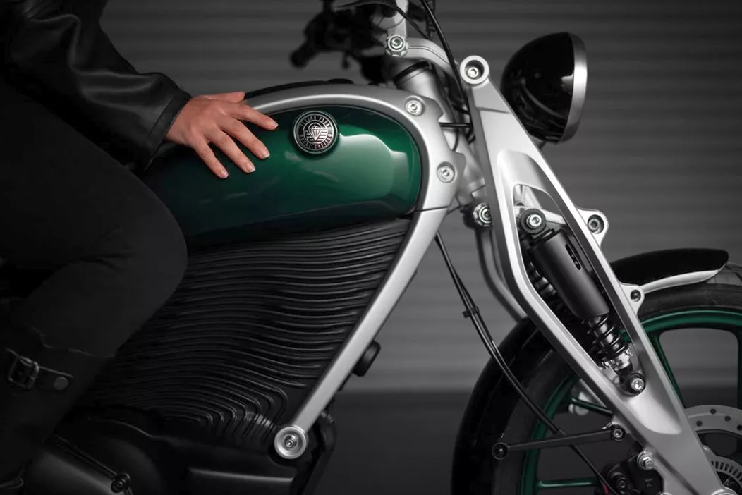 Royal Enfield, klasik motosikletleriyle tanınan ve orta segmentte (250-750ccm) yer alan bir marka olarak, ürün yelpazesini elektrikli mobiliteye doğru genişletiyor ve "Flying Flea" adıyla kentsel elektrikli motosikletler için yeni bir marka sunuyor.
