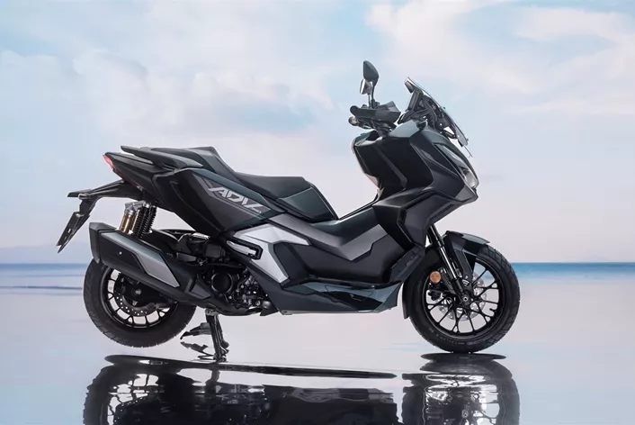 With the ADV350, Honda has been offering a scooter since 2022 that brings the adventure style to the mid-range. For the 2025 model year, Honda has equipped the ADV350 with a series of innovations aimed at improving technology and riding comfort.