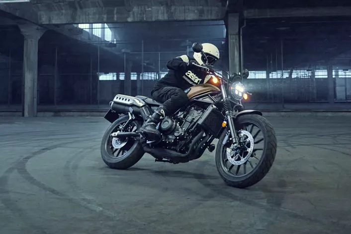 La Honda CL500 combina un diseño clásico de scrambler con tecnología moderna. Para el año modelo 2025, Honda ha realizado algunas modificaciones para mejorar el confort y la ergonomía.