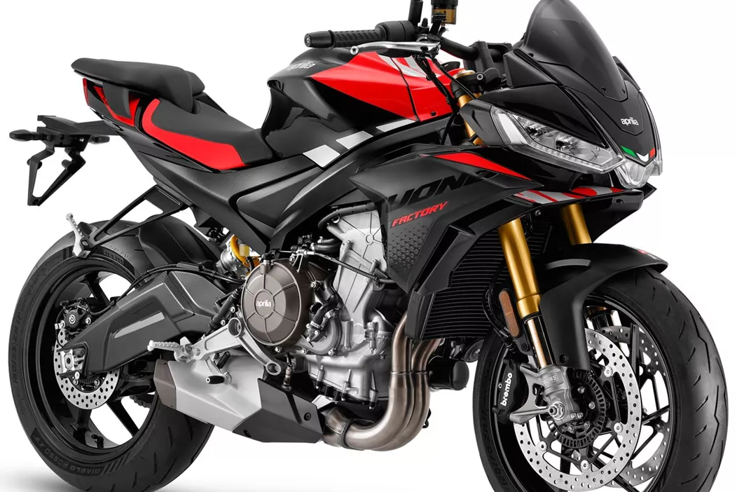 Aprilia usuwa z programu konwencjonalną Tuono 660, a w zamian od 2025 roku Tuono 660 Factory otrzymuje naprawdę świetne wyposażenie z pełnym podwoziem Öhlins!