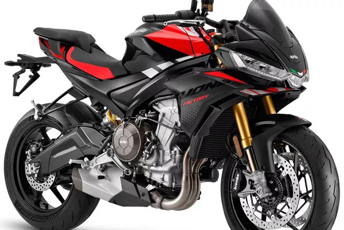 Aprilia izbacuje konvencionalnu Tuono 660 iz programa i umesto toga, od 2025. godine, Tuono 660 Factory dobija zaista finu opremu sa kompletnim Öhlins vešanjem!