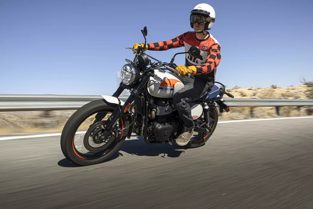 Royal Enfield, EICMA 2024'te, 1960'ların efsanevi Scrambler motosikletlerinin tasarımını ve ruhunu hatırlatan yeni Bear 650'yi tanıttı. Eddie Mulder'in 1960'taki Big Bear Run'daki tarihi zaferinden ilham alan Bear 650, modern teknolojiyi karakteristik bir retro estetikle birleştiriyor.