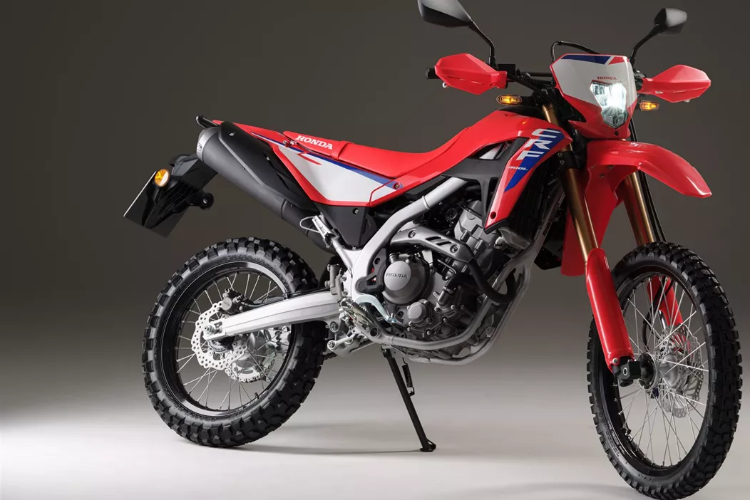 De populaire allround-enduro's Honda CRF300L en CRF300 Rally krijgen voor 2025 tal van updates, waaronder meer LED-verlichting en een geoptimaliseerd koelsysteem voor de viervoudige kleppen enkelcilindermotor, die nu voldoet aan de Euro 5+-emissienorm. Voor een nog opvallendere uitstraling krijgt de CRF300L ook nieuwe decoraties.