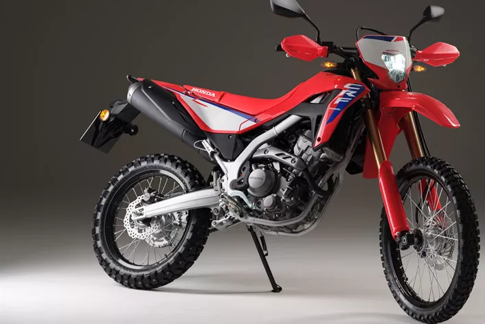 The popular all-round enduros Honda CRF300L and CRF300 Rally will receive numerous updates for 2025, including more LED lighting and an optimized cooling system for the four-valve single engine, which now meets the Euro 5+ emissions standard. For an even more striking appearance, the CRF300L also gets new decals.