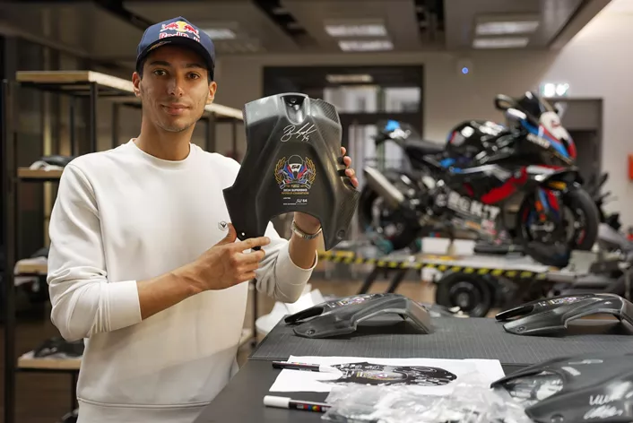 BMW Motorrad ehrt den FIM Superbike-Weltmeister von 2024, Toprak Razgatlioglu, mit einer exklusiven Edition: der BMW M RR WSBK CHAMPION EDITION 2024. Dieses Sondermodell basiert auf der M 1000 RR M Competition und ist auf 54 Einheiten limitiert, was Razgatlioglus Startnummer repräsentiert.