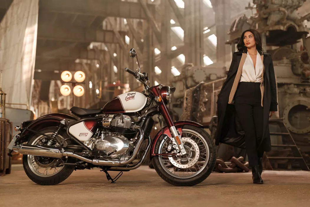 La Royal Enfield Classic représente probablement la forme la plus pure d'une Royal Enfield, du moins visuellement non altérée par aucune évolution. Avec la nouvelle Classic 650 et son puissant bicylindre 650, rien ne s'oppose désormais à une sortie rétro sportive !