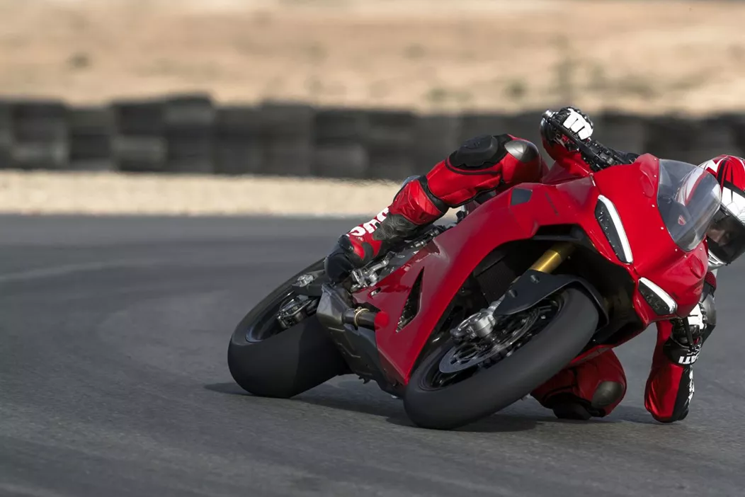 Wszystkiego można było się spodziewać po Ducati, ale nowej Panigale V2 z nowo zaprojektowanym silnikiem o mniejszej mocy raczej nie. Zwłaszcza po tym, jak poprzednik w porównaniu do wersji V4 tej samej marki nie był uznawany za potwora mocy. Włosi jednak idą w zupełnie innym kierunku i stawiają na downsizing silnika. Z mniejszą pojemnością i zredukowaną mocą, z błyszczącą nazwą "Panigale" w zanadrzu, chcą teraz wyraźnie zdobyć punkty również w niższym segmencie. Czego możemy się spodziewać?