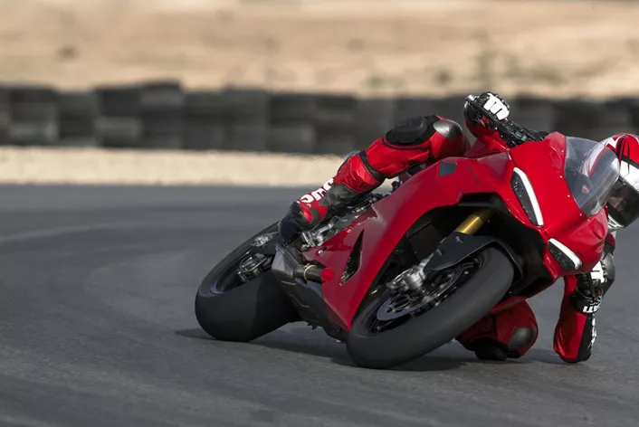 Uno podría haber esperado cualquier cosa de Ducati, pero una nueva Panigale V2 con un motor rediseñado y menos potencia, eso no. Especialmente después de que el predecesor, en comparación con la versión V4 de la casa, ya no se consideraba precisamente un monstruo de potencia. Pero los italianos van en una dirección completamente diferente y apuestan por el downsizing en el motor. Con una cilindrada más pequeña y una potencia reducida, parece que quieren destacar en el segmento inferior con el nombre resplandeciente de "Panigale" en el equipaje. ¿Qué podemos esperar?