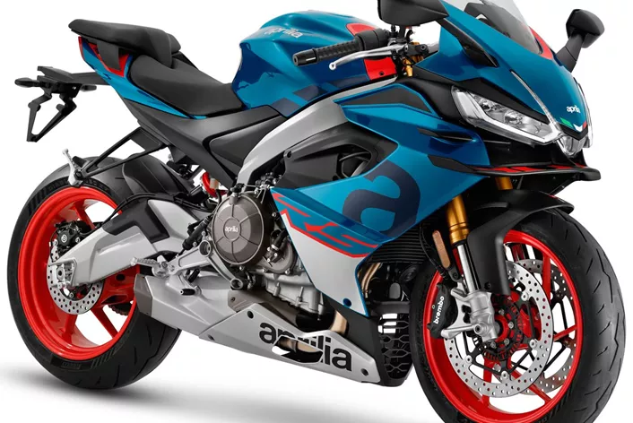 Aprilia RS 660 je síce zaradená do stredného segmentu superšportov, ale od začiatku sa snažila, pokiaľ ide o elektronickú výbavu a technológiu, aspoň o triedu vyššie. S novou RS 660 Factory chcú Taliani teraz úplne na vrchol!
