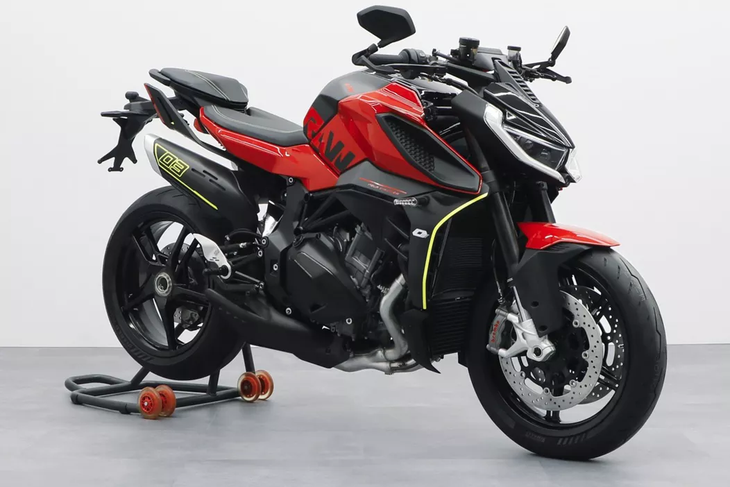 W centrum stoiska QJMOTOR na EICMA 2024 prezentuje się zupełnie nowa SRK1000 - motocykl, który chce namieszać na scenie Power Naked Bike.
