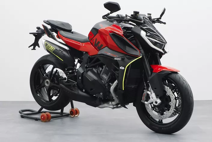 At the heart of the QJMOTOR booth at EICMA 2024, the brand-new SRK1000 is showcased—a bike aiming to shake up the power naked bike scene.