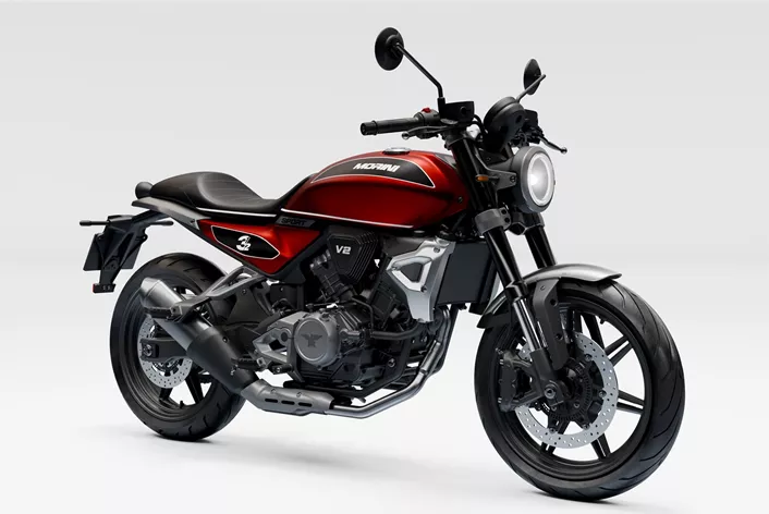 Cinquante ans après sa première apparition, Moto Morini ramène la légendaire 3 ½ sur la route dans une version moderne. La nouvelle 3 ½ reprend l'élégance classique de l'original des années 1970 et la combine avec la technologie moderne et un moteur bicylindre en V au caractère affirmé.