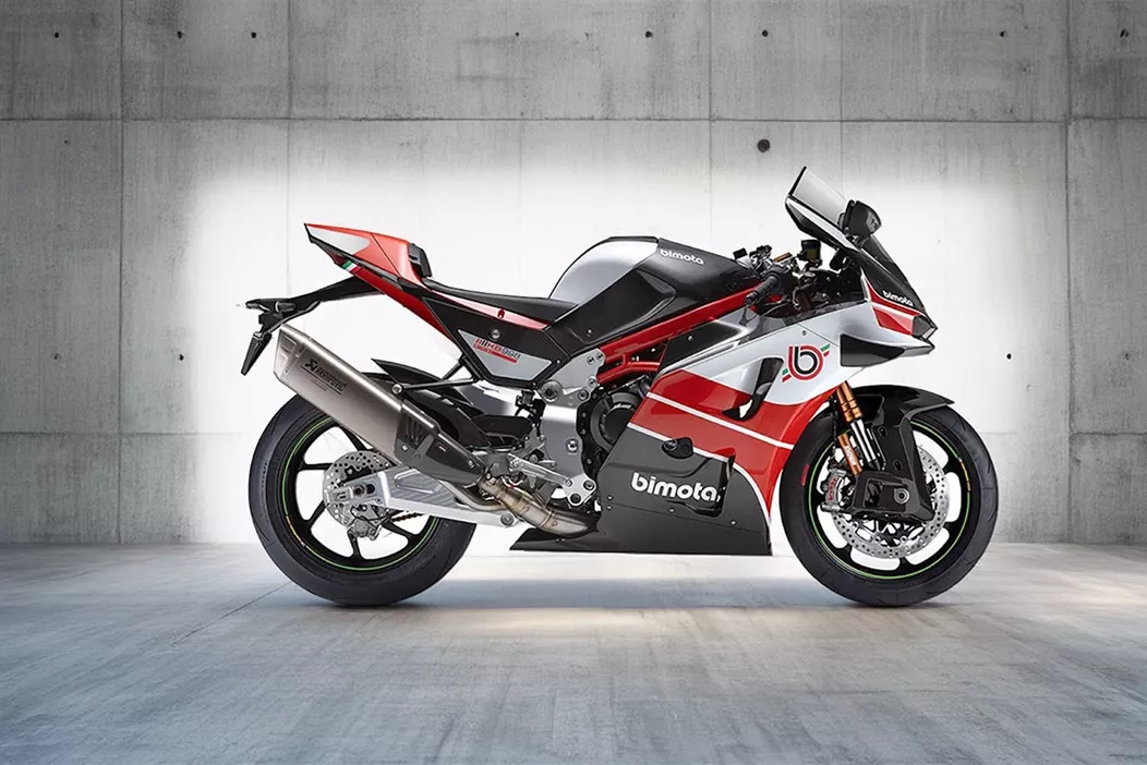 Falls du dich für Superbikes interessierst, aber nicht zwangsläufig für den Rennsport - Bimota übernimmt 2025 die Racing-Sparte für Kawasaki in der Superbike-WM. Resultat ist nicht nur ein Kawa-Racer mit Bimota-Rahmen, sondern auch die richtig hübsche Bimota KB998 Rimini in einer Homologations-Auflage von 500 Stück!