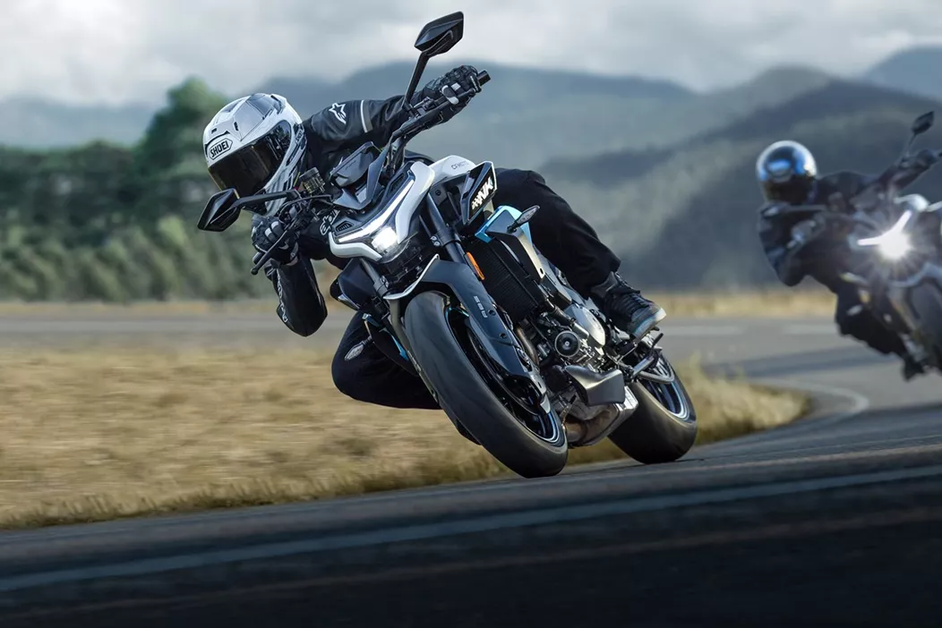 CFMOTO rozširuje svoje modelové portfólio o dve motorky v triede 675, ktoré sa spoliehajú na trojvalcový motor. S nahou motorkou 675NK a superšportom 675SR-R chce CFMOTO vyzvať na súboj dominantné značky.