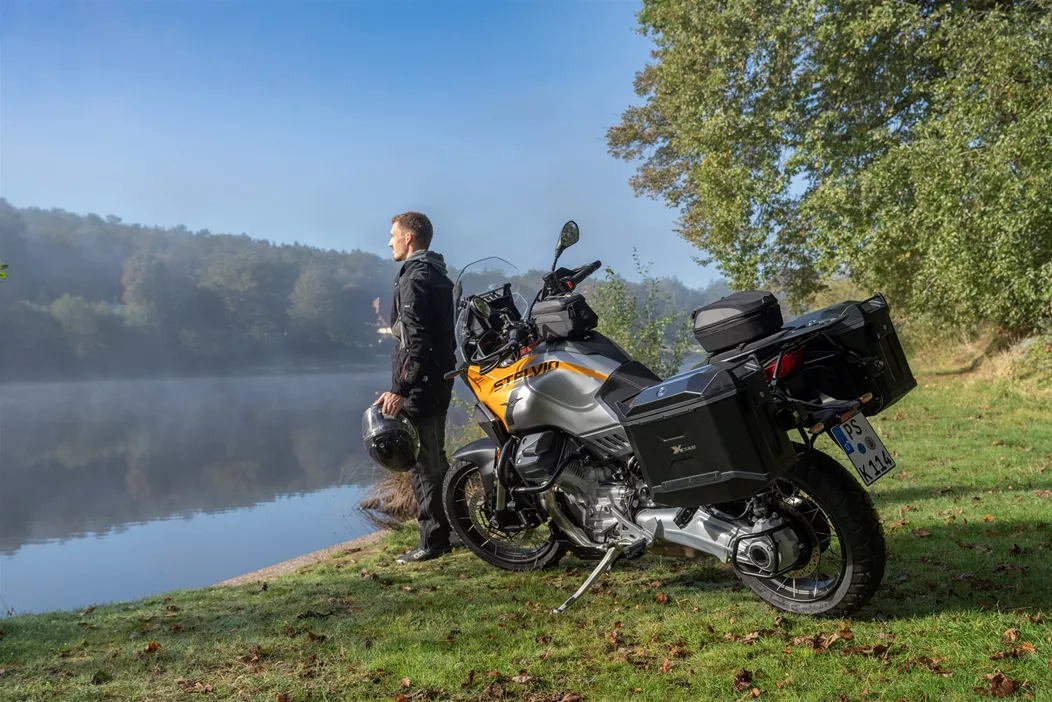 Hepco&Becker prezentuje na targach EICMA 2024 swoje najnowsze produkty dla podróżujących motocyklistów: Smartrack, Seatpad Basic oraz Street Daypack trzeciej generacji.