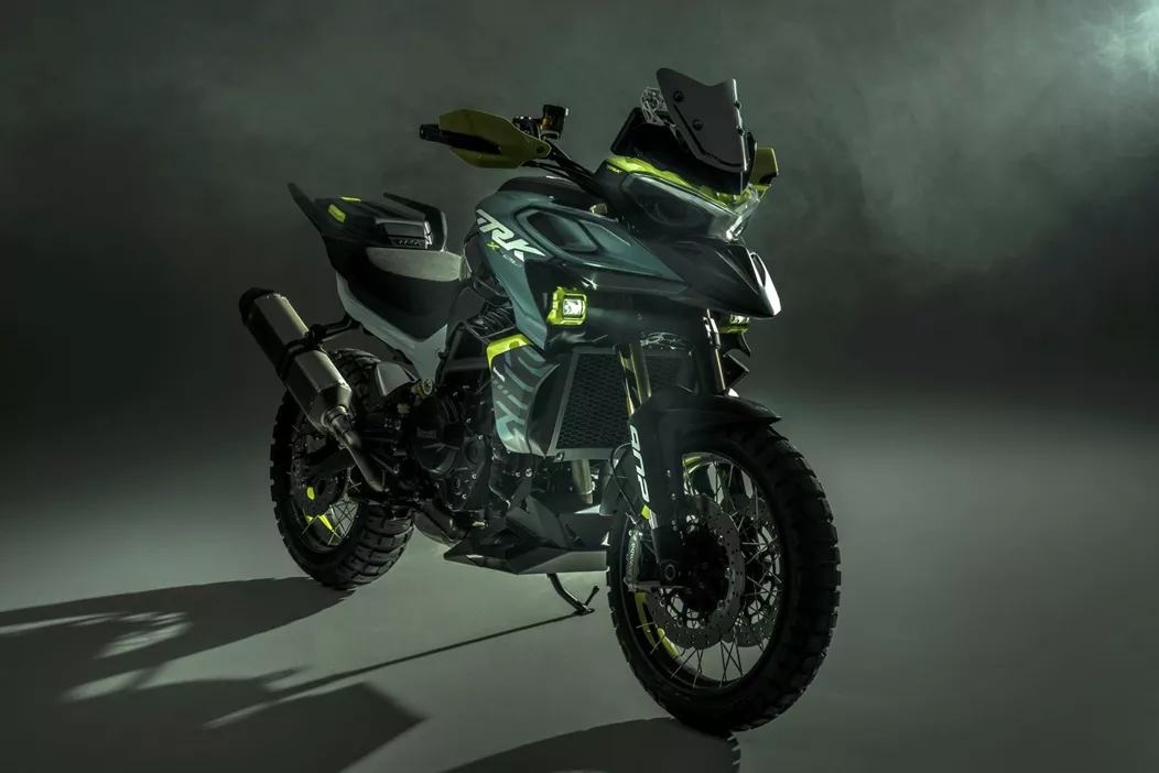 Benelli predstavuje nový koncept TRK 902 Xplorer na výstave EICMA 2024 a rozširuje tak svoje portfólio v oblasti adventure motoriek. S úplne novým dizajnom a čerstvou platformou chce tento model presvedčiť ako v teréne, tak aj na ceste.
