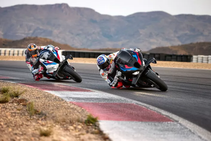 BMW Motorrad va a saco en 2025 y moderniza sus deportivas, mientras la GS entra en una nueva ronda con la Adventure. Además, presenta un concepto apasionante para el futuro. Aquí un resumen de las novedades de 2025.