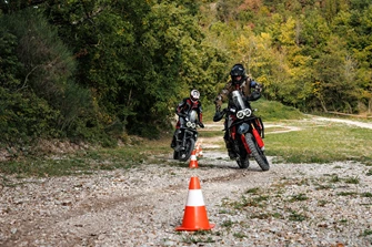 Ducati Desert X vs Desert X Rally: Offroad Vergleich Ducati Desert X vs Desert X Rally: Offroad Vergleich