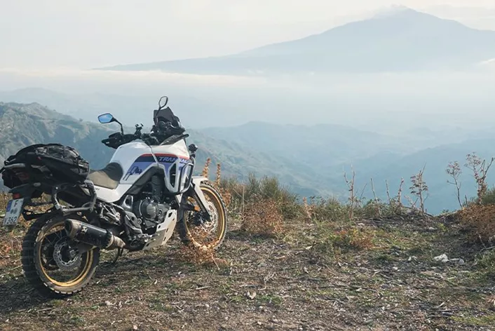 Wie viel Abenteuer steckt in der Honda XL750 Transalp? Im Serienzustand nicht übermäßig viel. Mit den richtigen Umbaumaßnahmen soll sie aber Offroad-tauglich werden. Ob uns das gelungen ist, haben wir auf Siziliens wilden Pisten getestet.