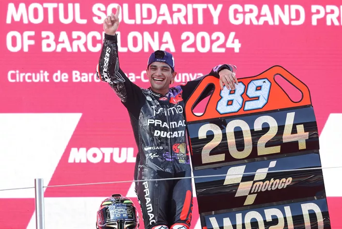 Finale MotoGP 2024 na stazi Circuit de Barcelona-Catalunya donelo je dramu do poslednje krivine i ispisalo istoriju motosporta: Jorge Martin je, zahvaljujući taktički pametnoj vožnji, osigurao svoju prvu titulu svetskog šampiona u kraljevskoj klasi i postao prvi svetski šampion satelitskog tima u MotoGP eri.