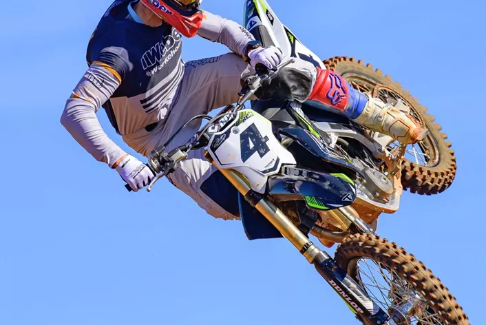 Moins d'un an après la présentation de leur première motocross, Triumph dévoile la première moto pour la catégorie reine, et nul autre que le "GOAT", Ricky Carmichael, prête son nom à la TF 450 RC. Busty Wolter a testé intensivement la moto sur la nouvelle installation MX et SX de Triumph.