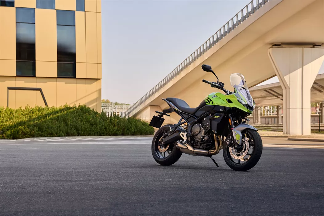 Triumph lanza al mercado la nueva Tiger Sport 660, una actualización del sport touring que promete garantizar una experiencia de conducción aún más placentera. Gracias a la tecnología de vanguardia, el motor tricilíndrico con carácter distintivo y un manejo ágil, la Tiger Sport 660 parece estar perfectamente equipada para cualquier situación. Pero, ¿qué trae exactamente la nueva Tiger Sport 660?