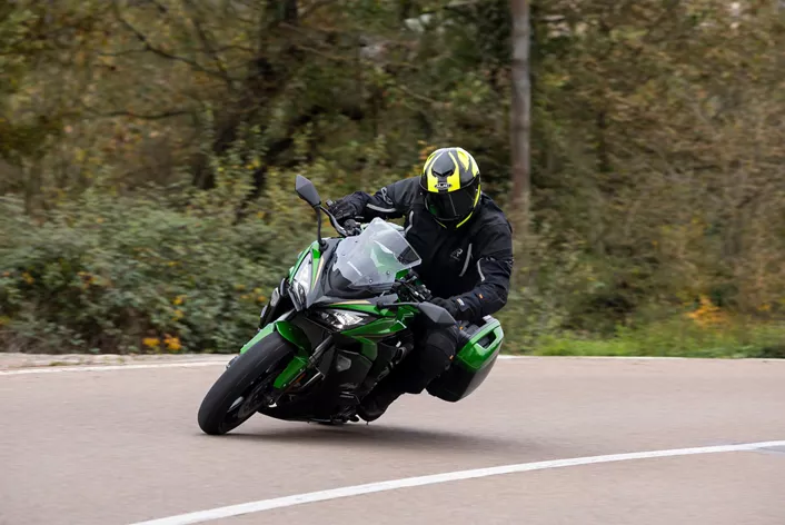 La Ninja 1100SX (SE) sigue siendo en 2025 una sport touring de la vieja escuela, pero Kawasaki ha mejorado en puntos clave para consolidar la posición de esta confiable moto de viaje de cuatro cilindros en el mercado. ¡Primera prueba!