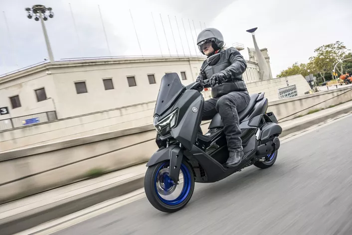 El scooter deportivo más pequeño de Yamaha, el NMAX 125, recibirá una actualización extensa para 2025. Además de la obligatoria actualización Euro5+, tanto el diseño exterior como los componentes internos se mejorarán. Descubrimos lo que esto significa para el modelo del año 2025 en Barcelona.