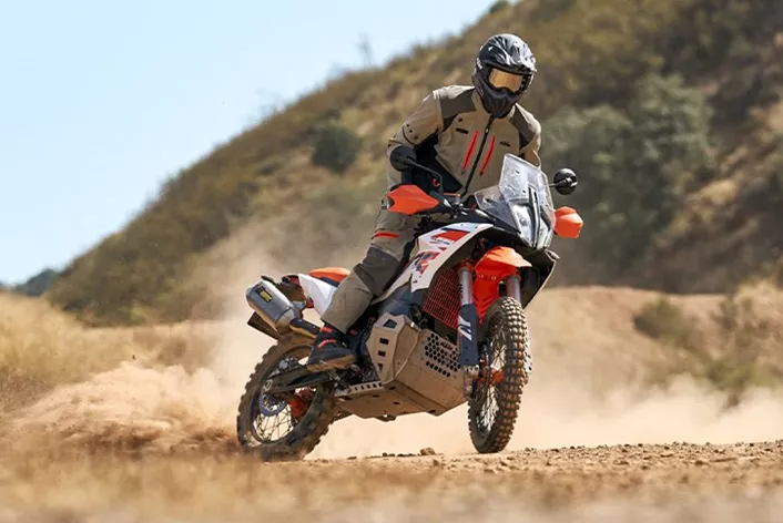 Förutom många nyheter i modellprogrammet 2025 har KTM också omdesignat 890 Adventure R. Här är alla detaljer om den senaste versionen av 890 Adventure R.