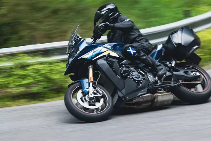 BMW S 1000 XR'ın 2024 sezonundaki ilk ve son testimiz. Dört günlük bir turda, seyahat ve sportif niteliklerini göstermesi gerekiyor.