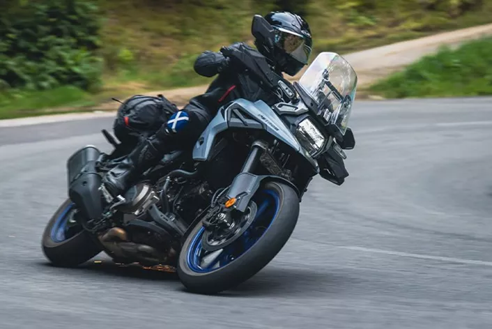 À la fin de la saison, nous partons pour une dernière tournée avec des motos qui n'ont pas encore eu beaucoup de temps sous les projecteurs cette année. Cependant, pour la Suzuki V-Strom 1050, cela est injustifié, car cette moto d’aventure regorge de performance et de plaisir de conduire.