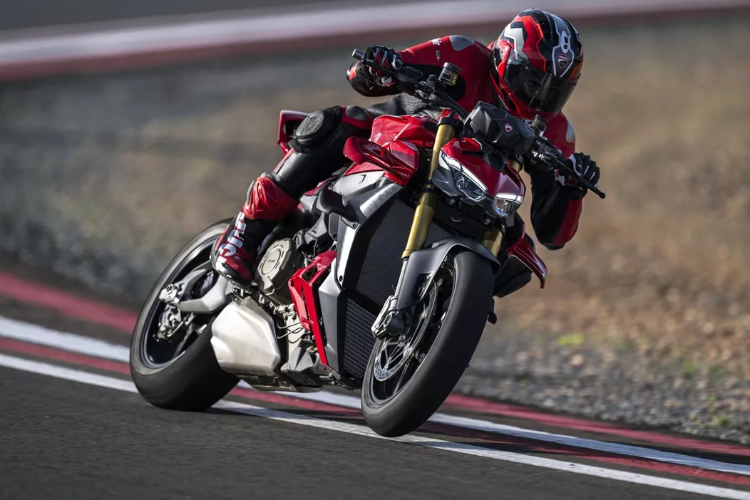 Ducati presenta la nueva Streetfighter V4 y Streetfighter V4 S 2025. Basada en la Panigale V4, la Streetfighter V4 adopta muchas de sus innovaciones tecnológicas y se convierte en la moto naked de serie más potente del mundo.
