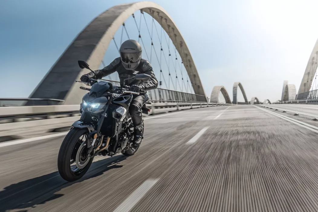 Kawasaki presenta i nuovi modelli della popolare Z900 per l'anno modello 2025 con un valore aggiunto significativo: equipaggiamento migliorato, design più moderno e prezzi ridotti in Germania.