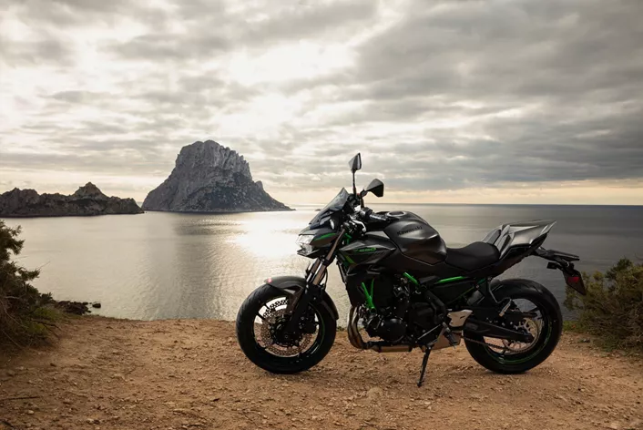 The Kawasaki Z650 is a well-balanced and user-friendly naked bike, known for its reliability and versatility. But what does the community say about the motorcycle? Are there any issues? We investigated!