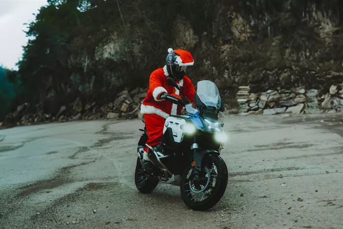 Kdor kupi GS 1300 Adventure, bi moral z njo početi vse. Ali lahko ta "debela" obvlada tudi teren?