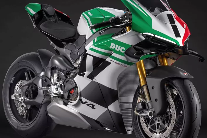 Ducati predstavlja Panigale V4 Tricolore, ekskluzivni kolekcionarski model koji slavi istoriju i inženjersku veštinu brenda. Ovo posebno izdanje će biti proizvedeno u ograničenoj seriji od samo 1.000 numerisanih jedinica.