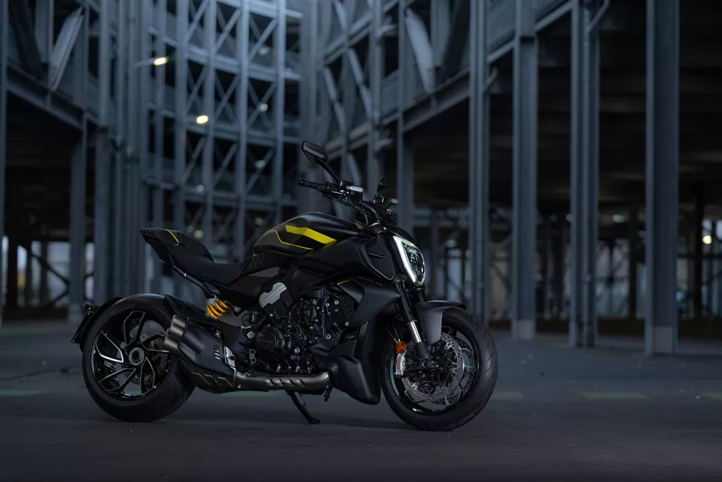 A Ducati Diavel V4 apresenta-se para 2025 com uma nova "Black Roadster Livery". A pintura, apresentada na INTERMOT, complementa o clássico vermelho Ducati.