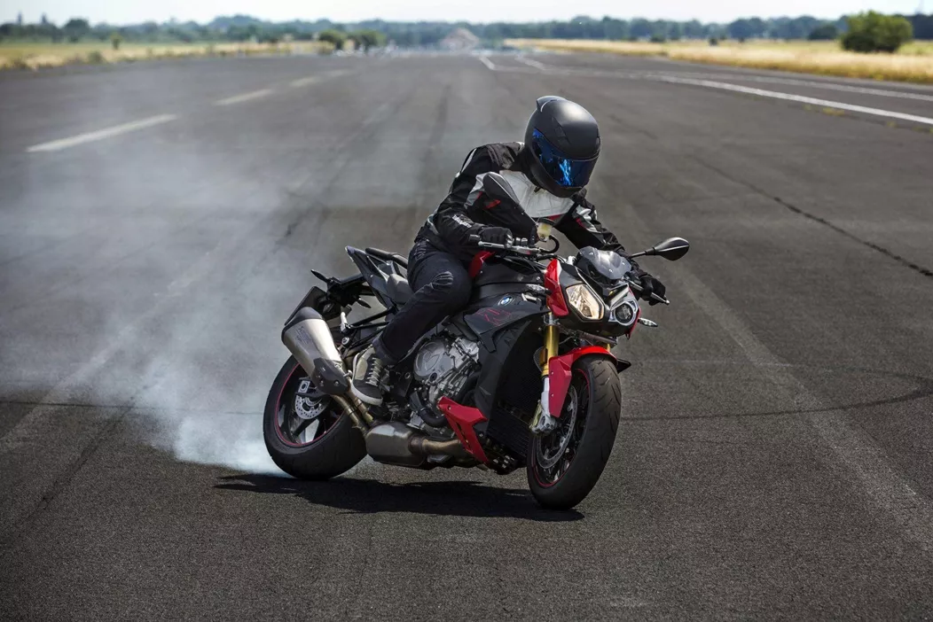La BMW S 1000 R è una naked bike potente che impressiona con la sua tecnologia moderna e la sua versatilità. In questo report, scoprirai tutto sui punti di forza e le debolezze del modello. Basato sulle esperienze e opinioni dei proprietari, avrai un quadro completo delle qualità e delle possibili critiche della moto.