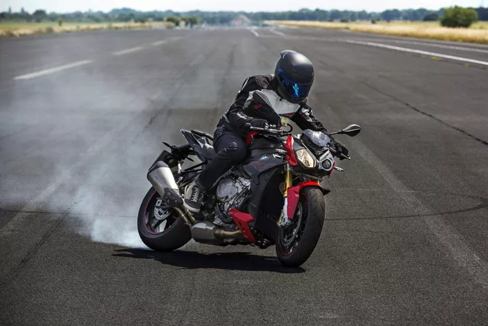 BMW S 1000 R to potężne Naked Bike, które imponuje nowoczesną technologią i wszechstronnymi możliwościami zastosowania. W tym raporcie poznasz wszystkie zalety i wady tego modelu. Na podstawie doświadczeń i opinii właścicieli zyskasz pełen obraz jakości i potencjalnych wad tej maszyny.