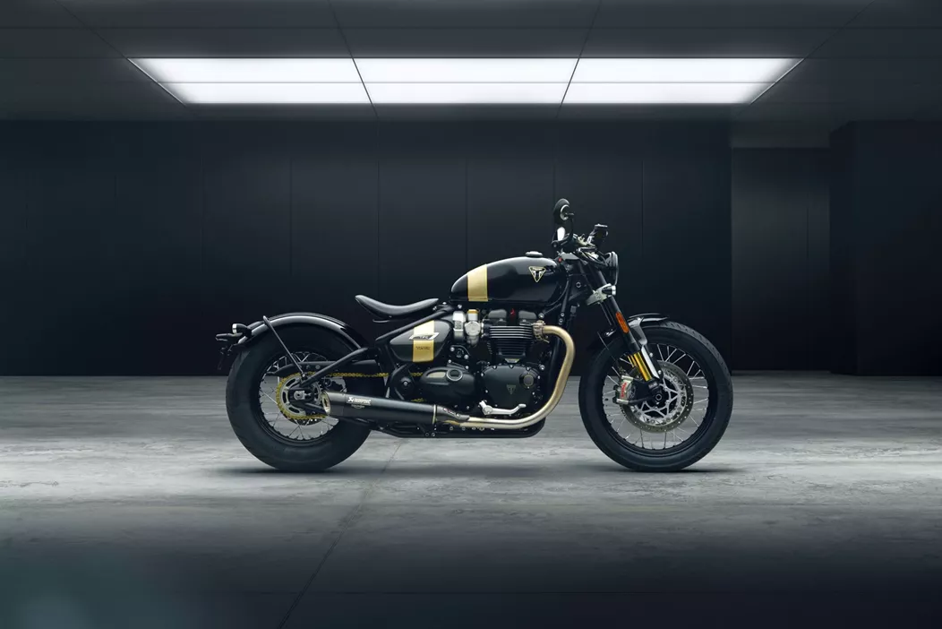 A Triumph apresenta a Bonneville Bobber TFC (Triumph Factory Custom), um modelo estritamente limitado que combina o estilo clássico Bobber com tecnologia moderna e materiais de alta qualidade. A produção é limitada a 750 unidades em todo o mundo, tornando esta moto uma peça de coleção rara.