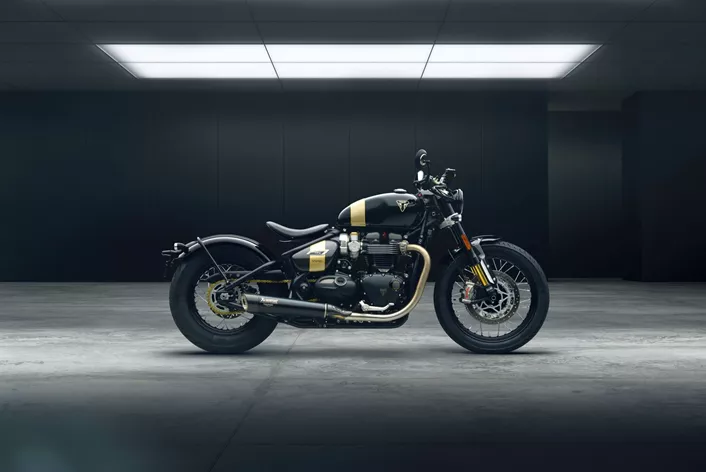 Triumph presenta con la Bonneville Bobber TFC (Triumph Factory Custom) un modello a tiratura limitata che combina lo stile classico del bobber con tecnologia moderna e materiali di alta qualità. La produzione è limitata a 750 unità in tutto il mondo, rendendo questa moto un raro pezzo da collezione.