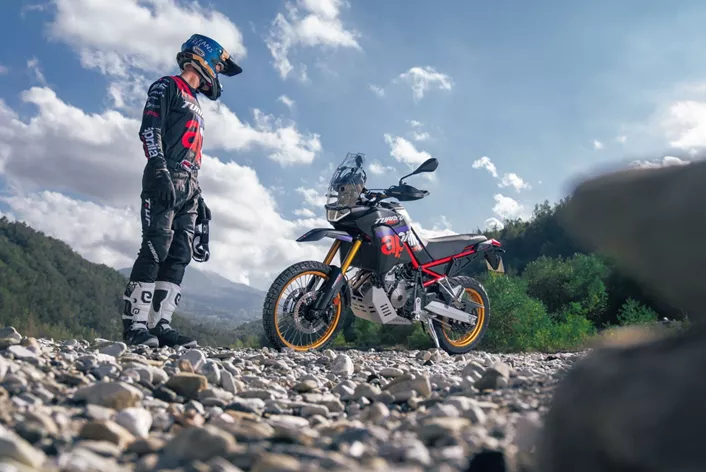 Aprilia novosti za leto 2025 vključujejo široko paleto posodobljenih modelov, ki navdušujejo z moderno tehnologijo in prenovljenim dizajnom. Od začetnih modelov s prostornino 125 ccm do visokozmogljivih motornih koles, Aprilia za leto 2025 ponuja raznolike možnosti.