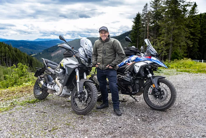 Die BMW R 1300 GS und Moto Guzzi Stelvio sind jeweils das Reise-Flaggschiff ihrer Marke und dementsprechend auch Konkurrentinnen. Doch welche bietet das rundere Gesamtpaket auf der Landstraße? Der größte Reiseenduro Vergleich des Jahres 2024 liefert die Antwort.