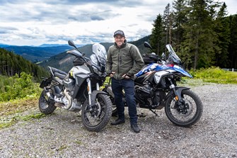 BMW R 1300 GS vs. Moto Guzzi Stelvio im Landstraßen Test