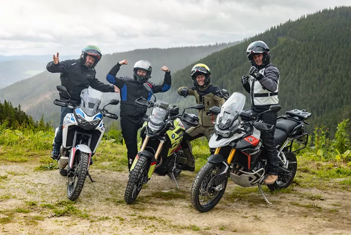 A 2024-es nagy túraendúró országúti összehasonlításunk során három nagyon hasonló, mégis különböző túraendúró mérkőzött meg egymással. 7 tesztelő vizsgálja meg, melyik középkategóriás kalandmotor kínálja a legjobb összcsomagot.