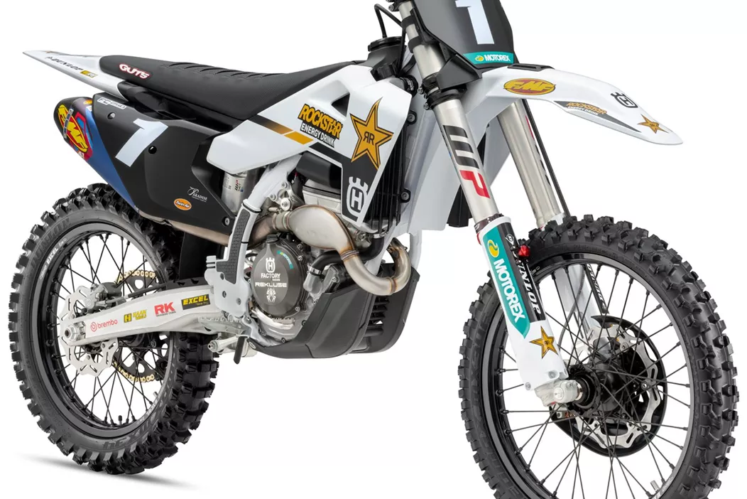 Husqvarna ha presentato i nuovi modelli Factory Edition FC 250 e FC 450 per il 2025. Le moto sono state equipaggiate con tecnologia moderna e componenti testati in gara per supportare i piloti esigenti.