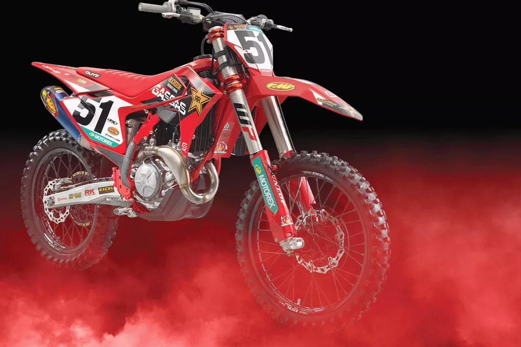 Con i nuovi modelli MC 250F e MC 450F Factory Edition, GASGAS inaugura la stagione 2025 presentandosi con un design ispirato al Rockstar Energy GASGAS Factory Racing Team. I modelli rinnovati non solo sono stati aggiornati esteticamente, ma convincono anche grazie a numerosi miglioramenti tecnici.